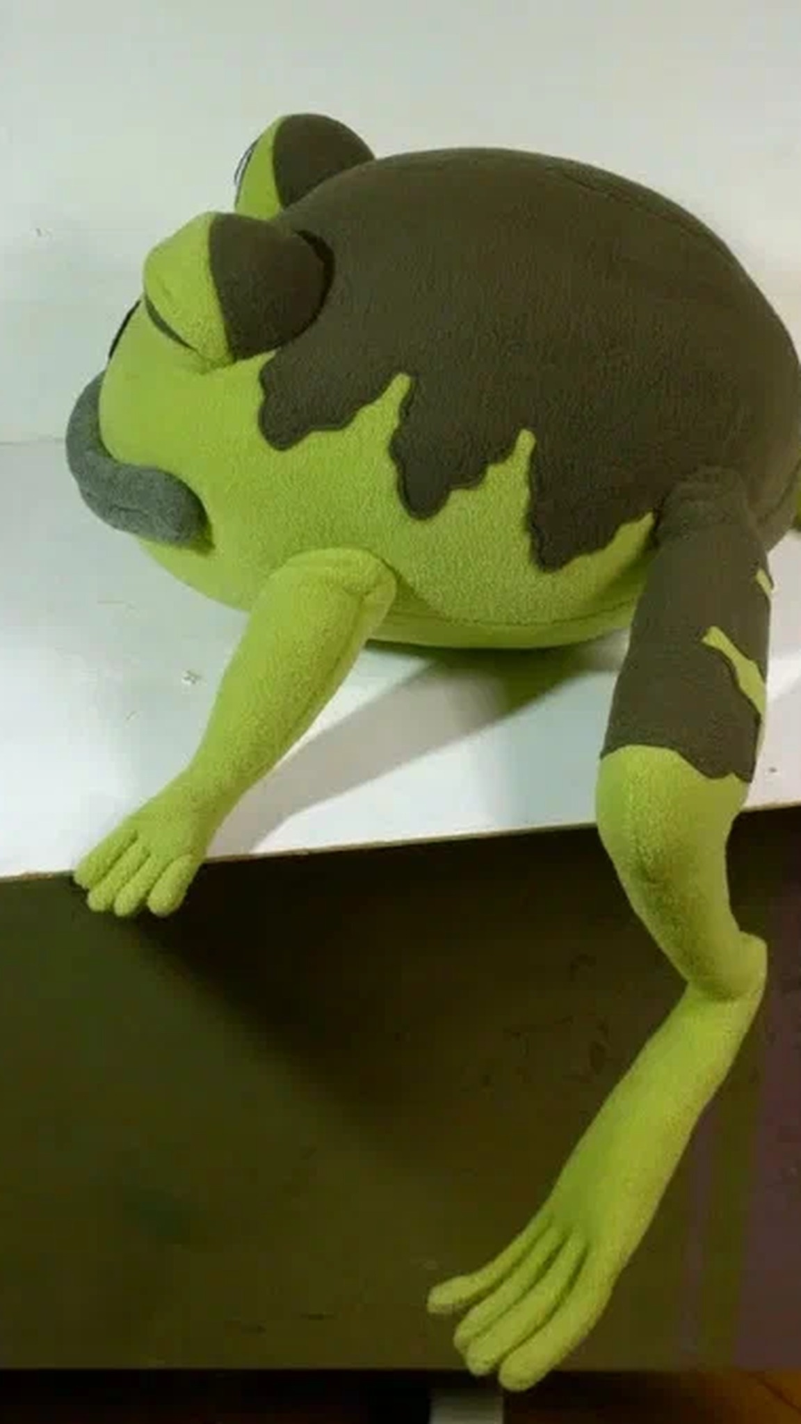 Garden Wall frog plush from behind, olive patches on green fleece and long legs, a custom frog toy made to order