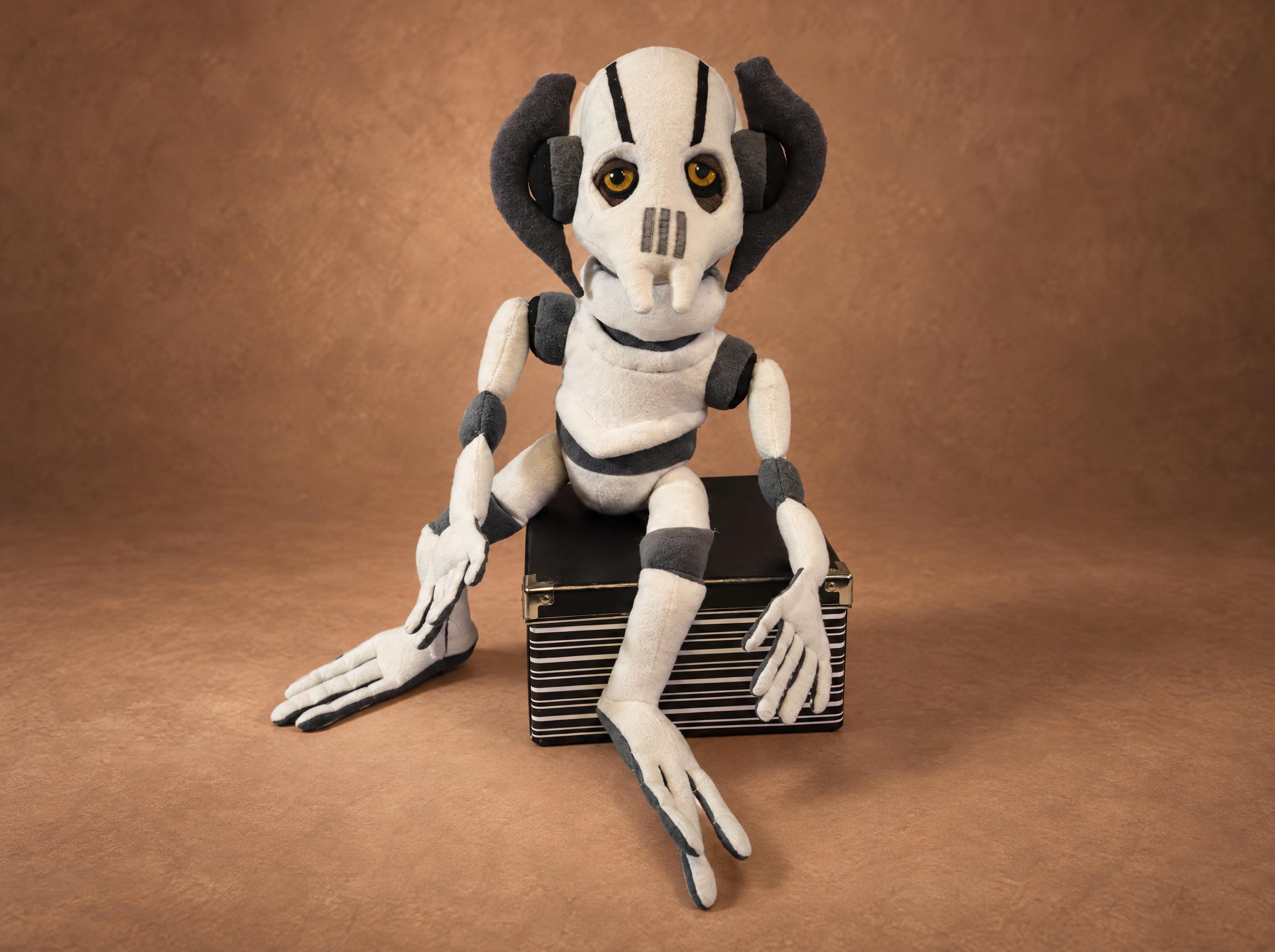 General Grievous plush without the cloak General Grievous plush without the cloak: white and grey segmented body and long claws, sewn to order
