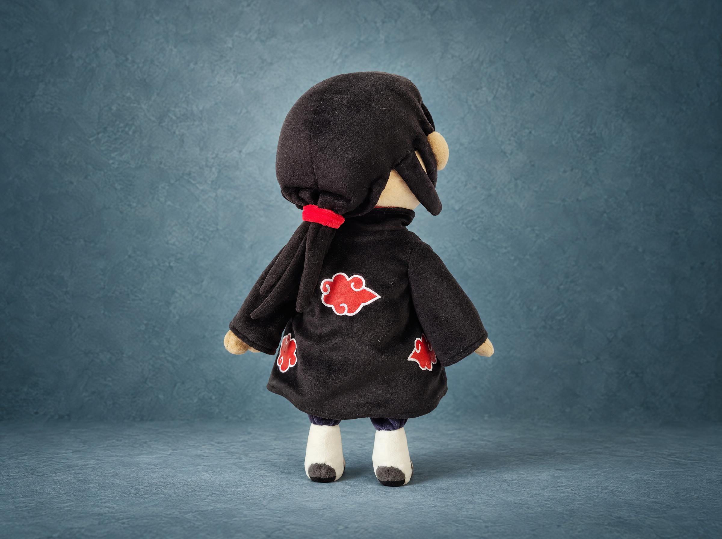 Itachi plush ponytail and Akatsuki cloak back, custom Naruto plush Itachi Uchiha plush handmade to order: low black ponytail with a red tie and red clouds on the Akatsuki cloak