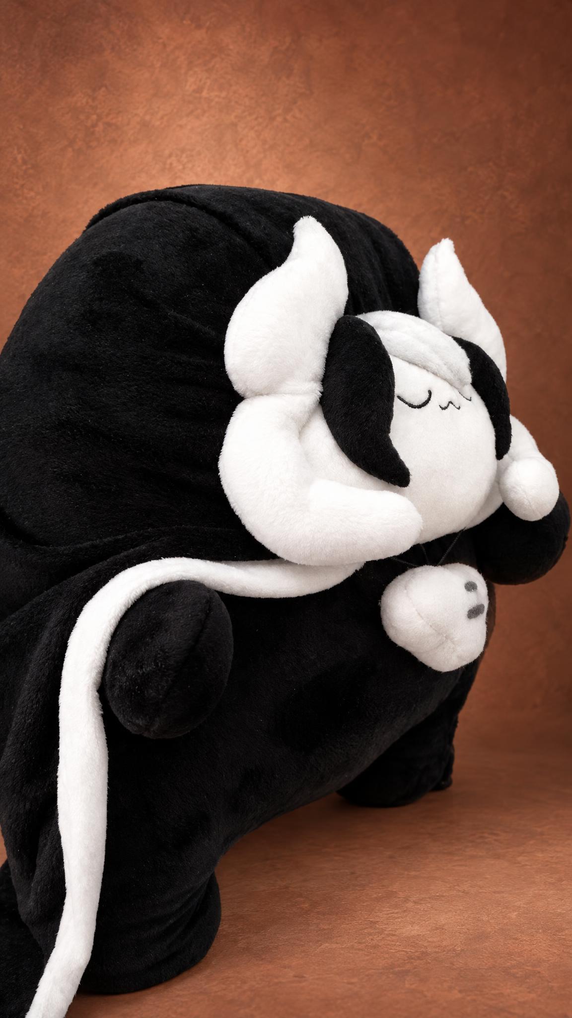 Made in Abyss Ozen plush in chibi style, custom made: a round black plush body with the cloak over one shoulder