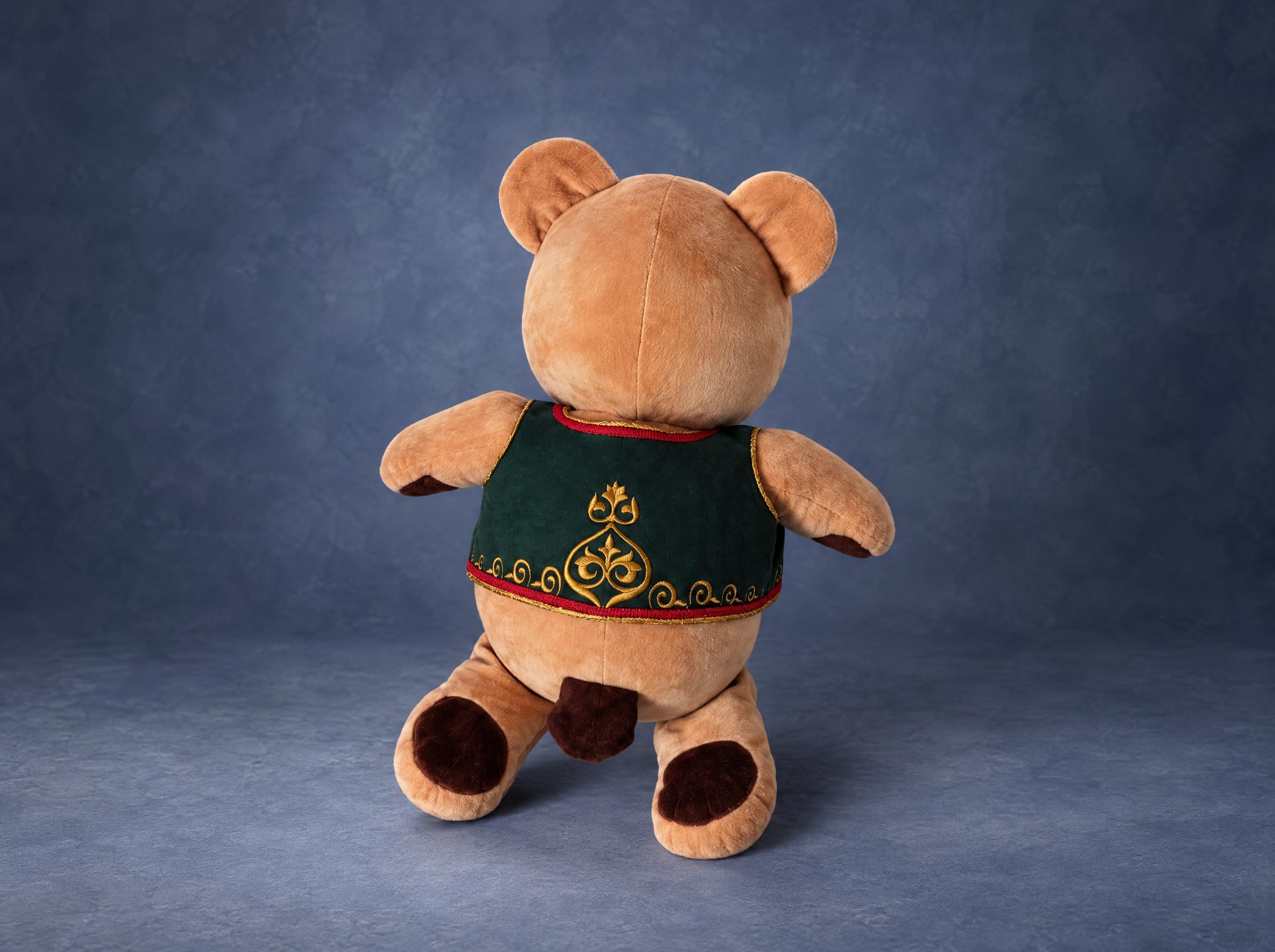Teddy bear prototype, embroidered waistcoat Custom teddy bear prototype from behind: gold ornament embroidered on the green waistcoat, small brown tail