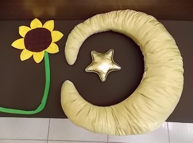 Crescent moon pillow with a star and a sunflower Crescent moon pillow in gathered pale-gold fabric with a star and a sunflower, custom photo props