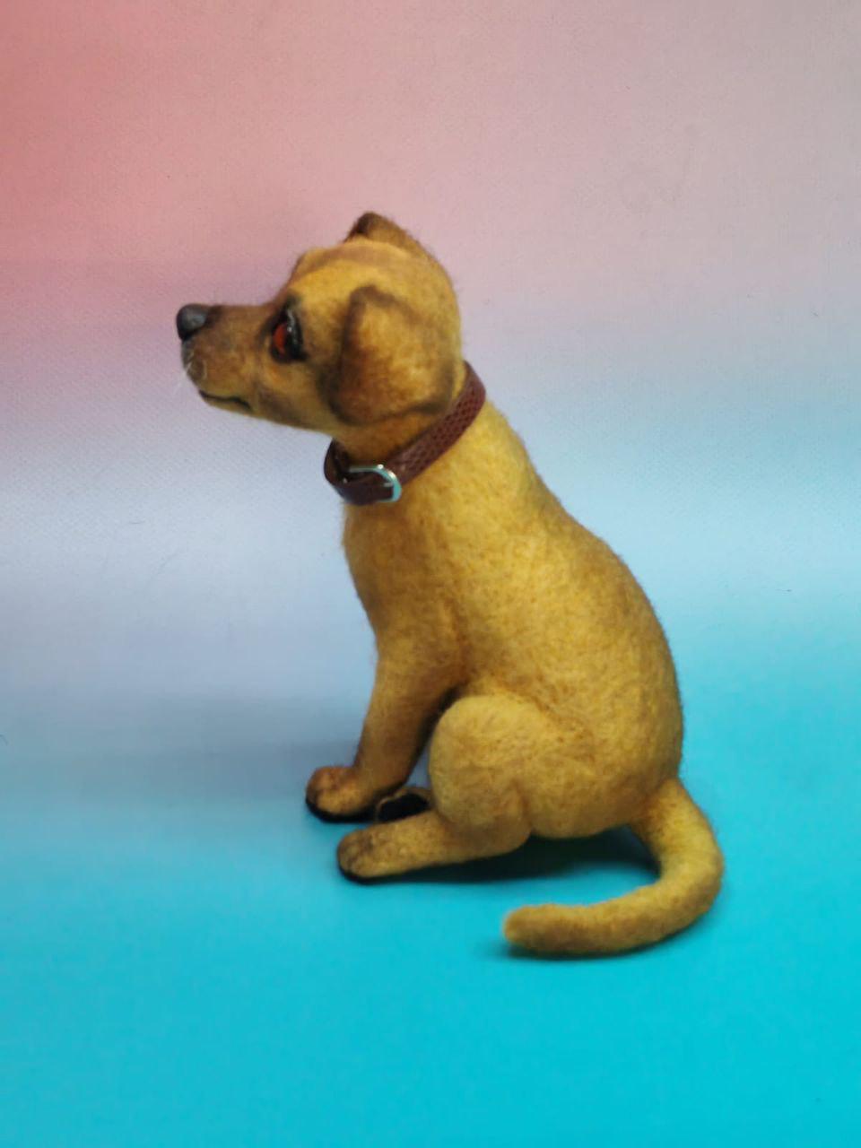 Custom felted dog from photos Custom memorial dog in needle-felted wool, sitting with its head turned, brown collar, made from your photos