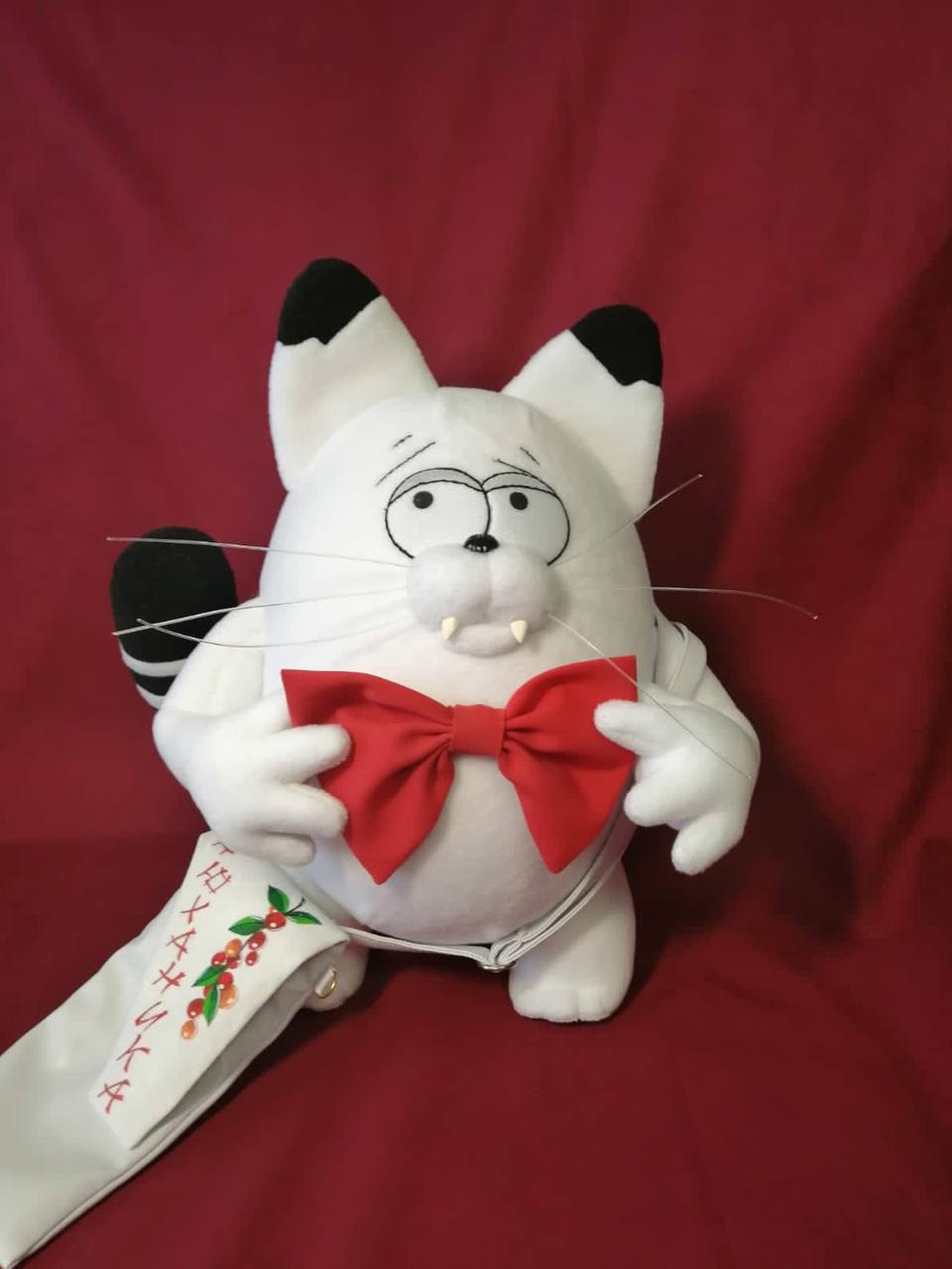 Custom white cat plush Kokos with shoulder bag Kokos the white cat plush with a faux-leather shoulder bag painted with red berries, handmade to order