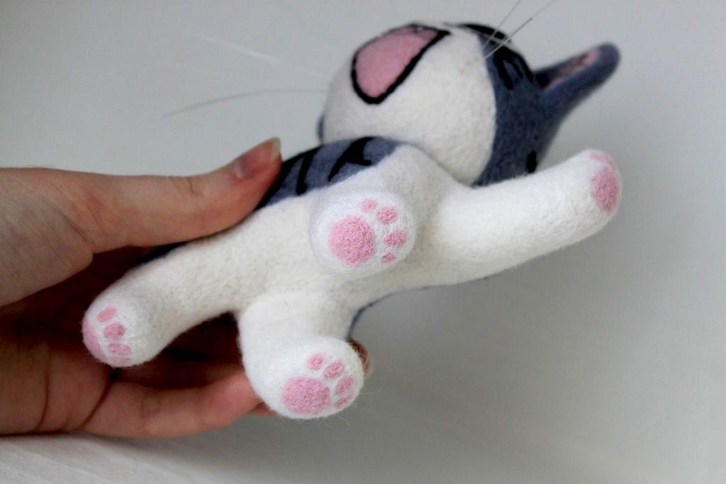 Felted Chi with pink toe beans Small felted Chi kitten lying in a hand, pink toe beans on all four white paws, made to order from wool