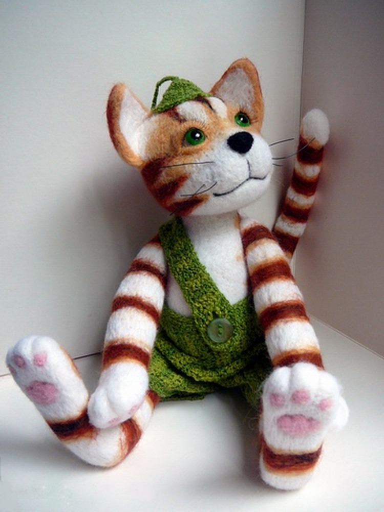 Felted Findus in knitted green trousers Felted Findus cat toy sitting with pink paw pads and knitted green trousers with a button, handmade to order