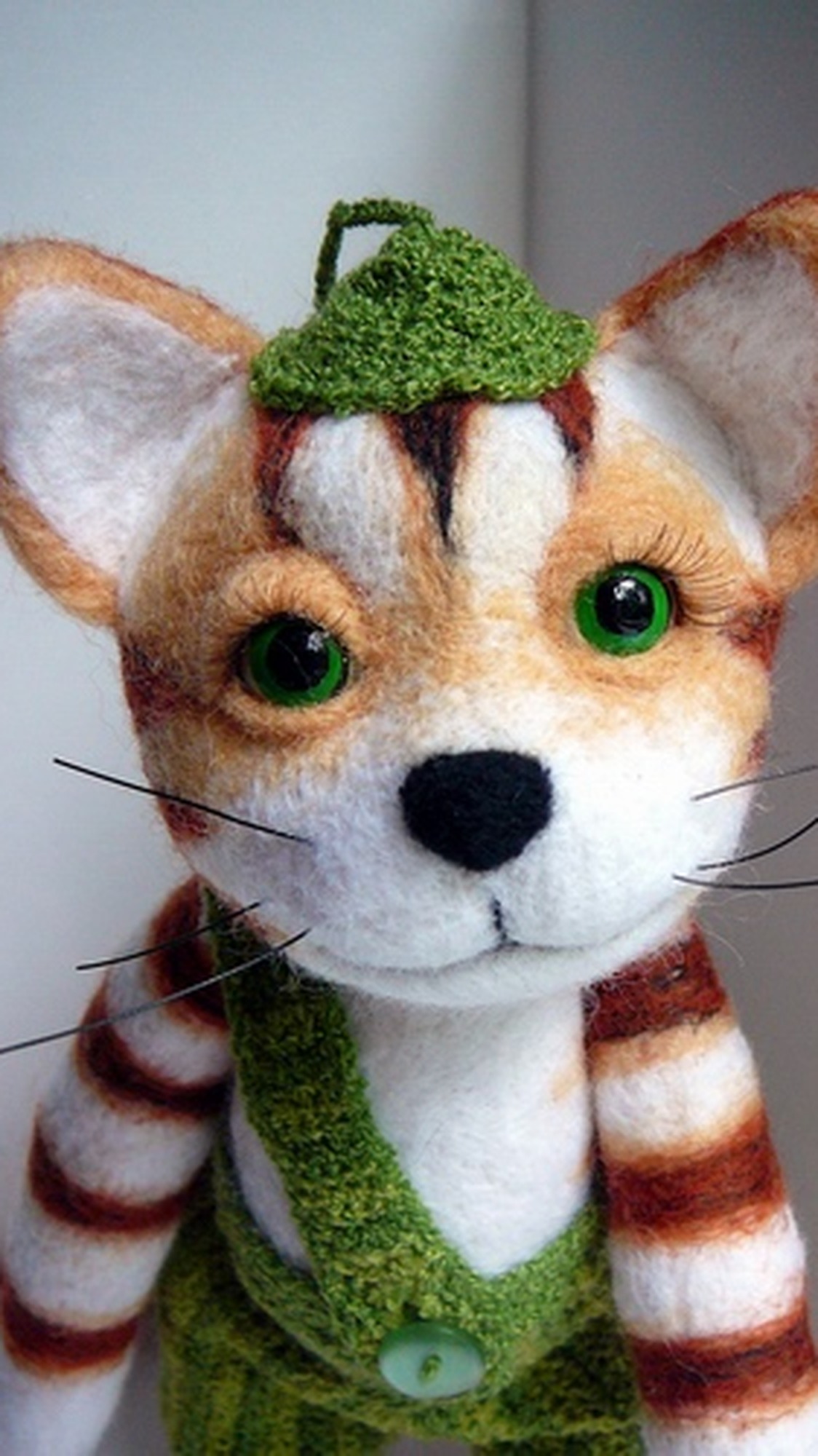 Needle felted Findus with hand-painted green eyes, ginger ears and a knitted cap, Findus cat toy made to order