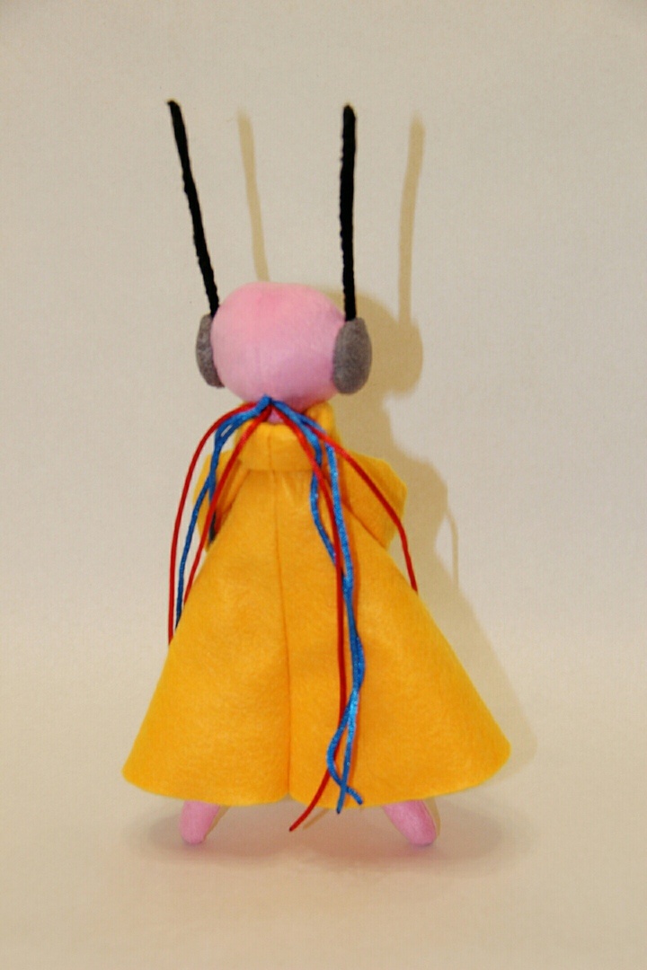 Five Pebbles plush robe and neck cords Back of a custom Five Pebbles plush from Rain World: yellow robe, red and blue neck cords, black antennae