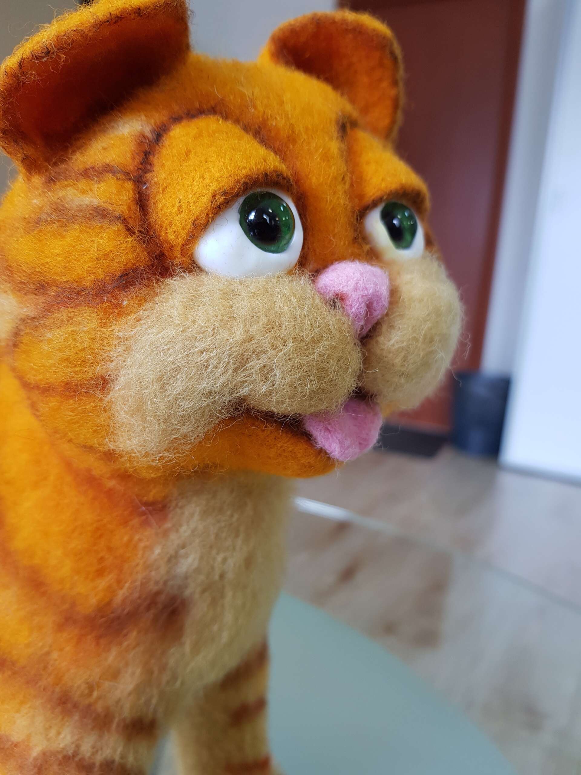 Garfield plush face with green eyes Custom Garfield plush face: half-closed eyelids, glossy green eyes, fat sandy cheeks and pink tongue