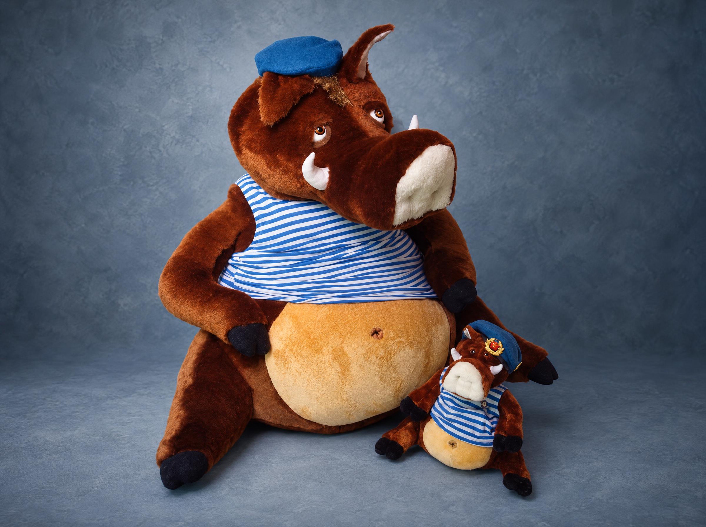 Giant boar plush, 1.2 m, made to order: blue beret, striped vest, white tusks, a small boar beside him