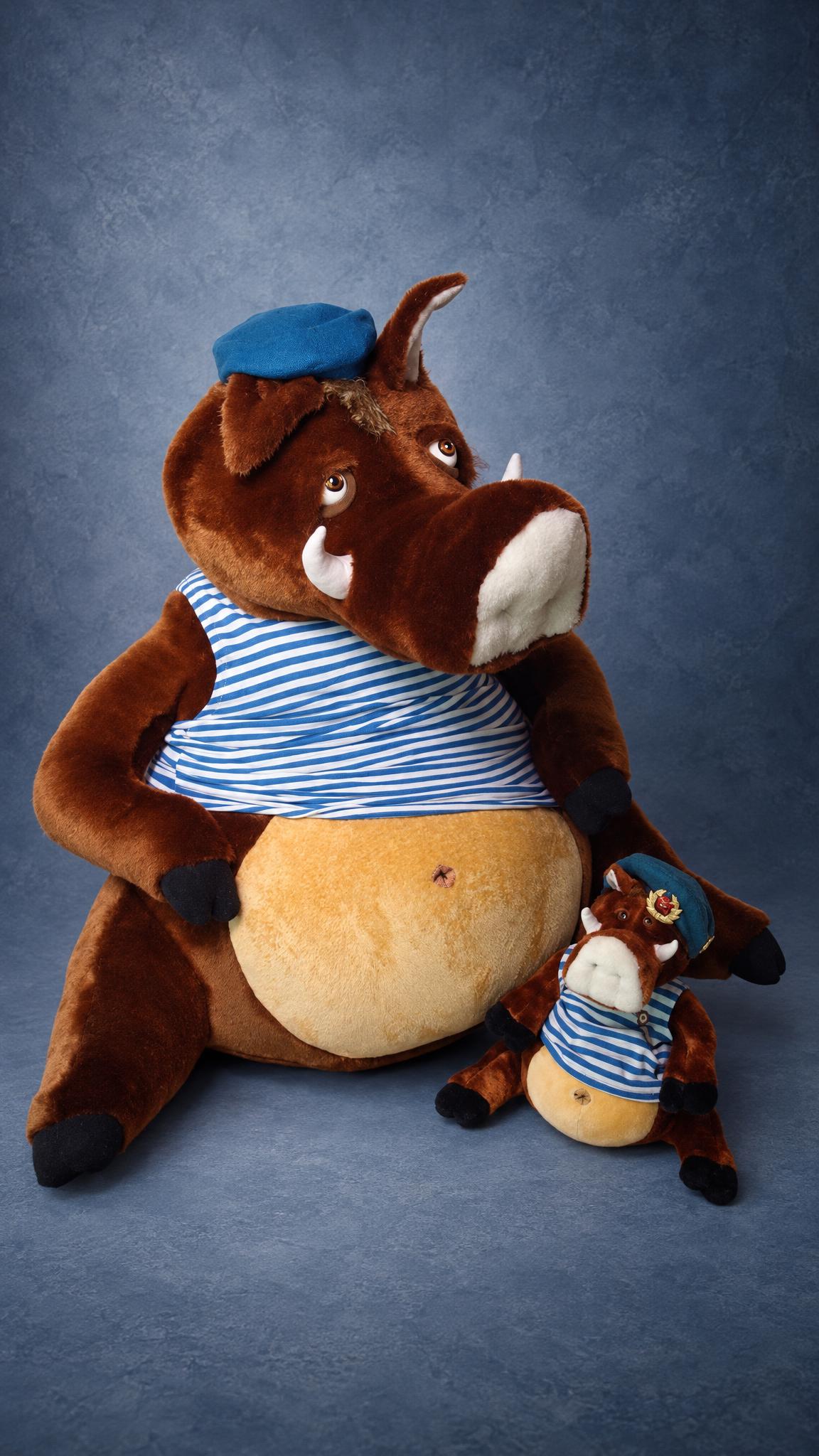 Big boar plush sewn to order as a paratrooper gift: blue beret, striped telnyashka vest and a round belly