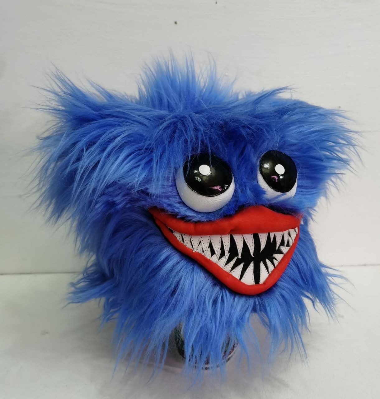 Huggy Wuggy hat in shaggy royal-blue faux fur Custom Huggy Wuggy hat with long shaggy royal-blue faux fur tufts and big glossy eyes, sewn by hand
