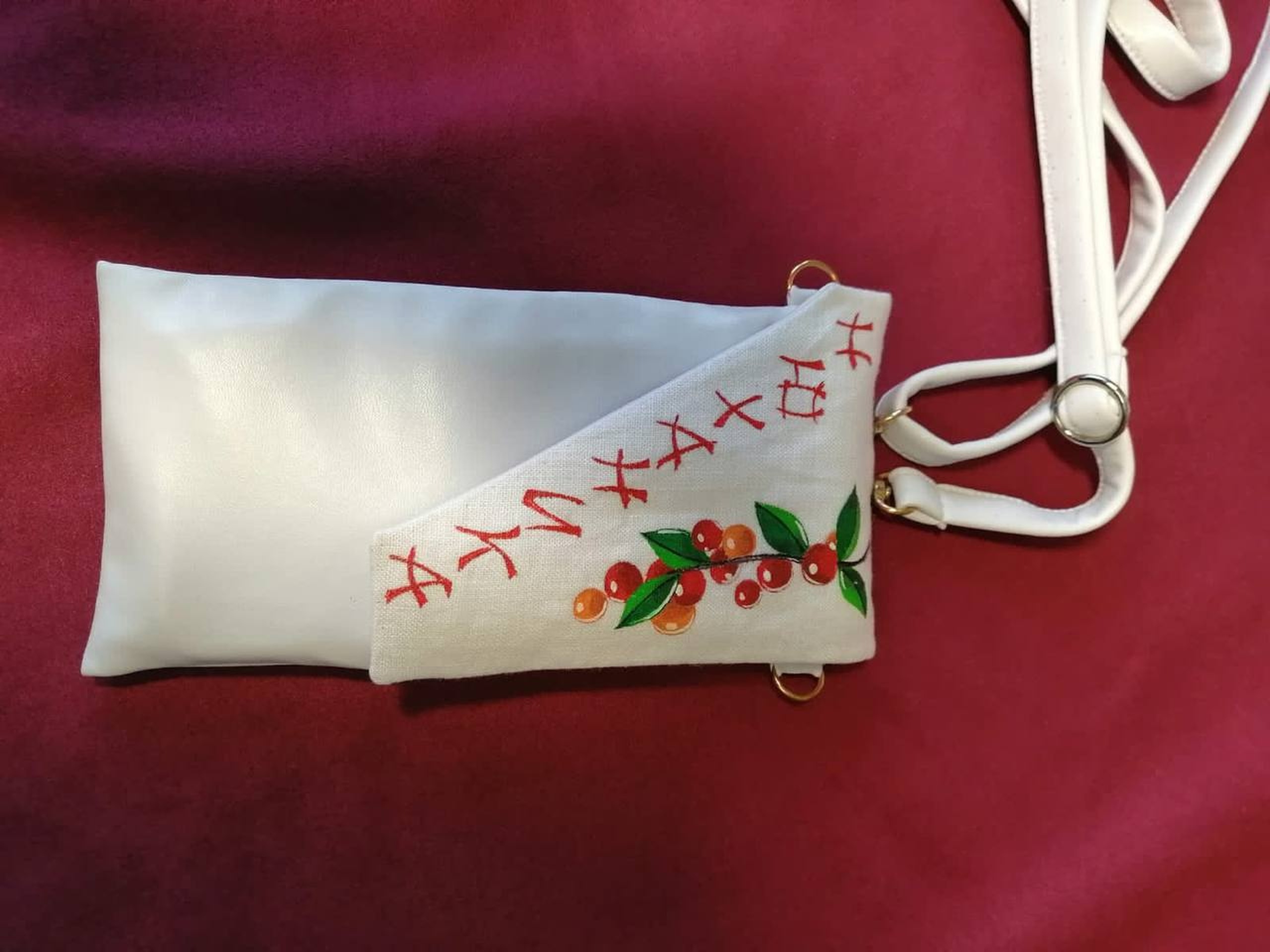 Kokos cat plush bag with painted berries Shoulder bag for the Kokos cat plush: white faux leather, linen flap with painted berries and red letters