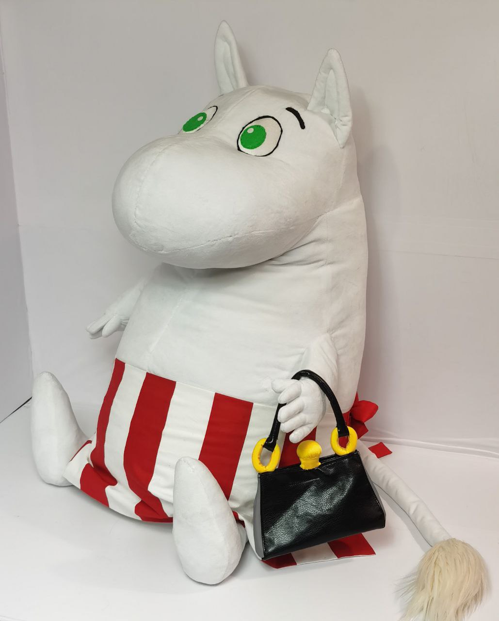Moominmamma plush with her handbag Moominmamma plush holding her black handbag with yellow clasp, custom Moomin toy sewn by hand to order