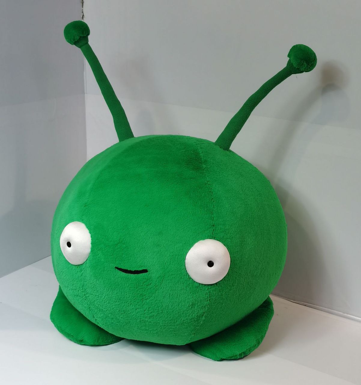 Mooncake plush with bent antennae Handmade Mooncake plush with antennae bent forward and a sly smile, Final Space alien sewn to order