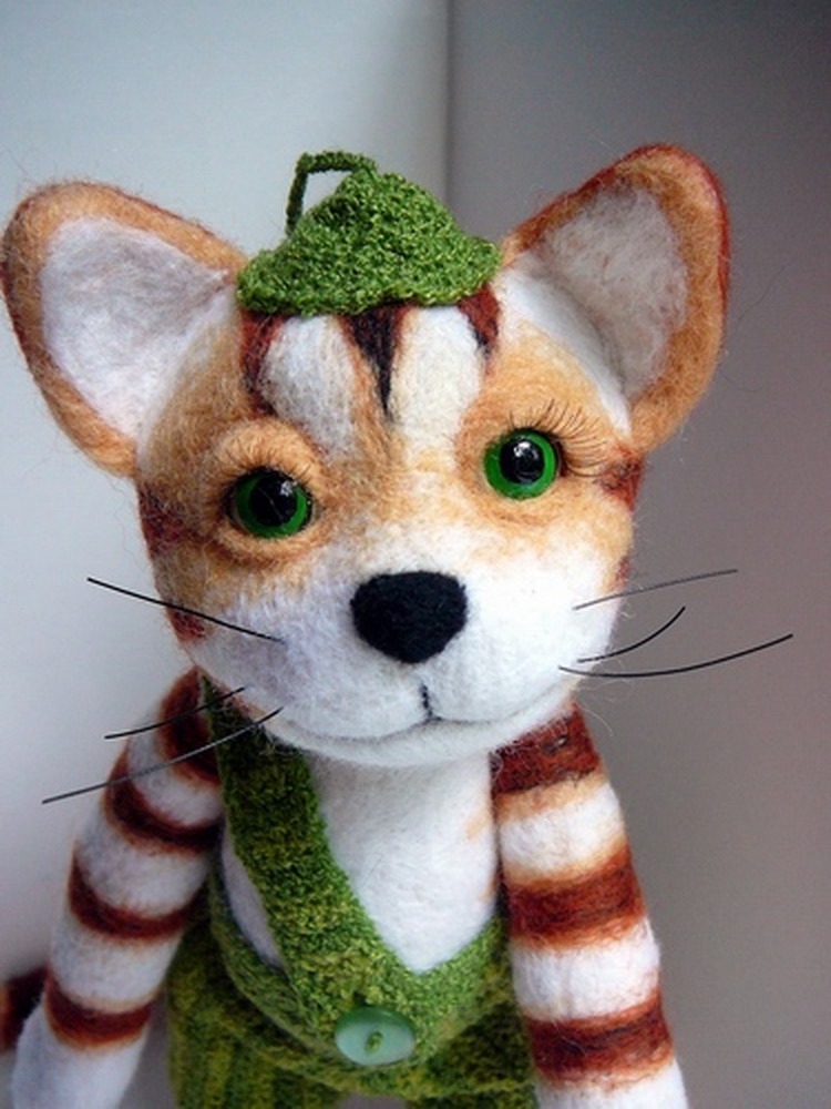 Felted Findus with hand-painted eyes Needle felted Findus with hand-painted green eyes, ginger ears and a knitted cap, Findus cat toy made to order