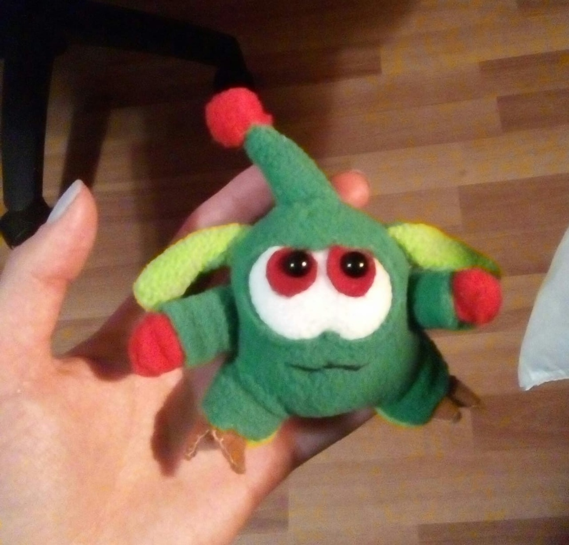 Green Orik keychain plush Green Orik keychain plush with a red pom-pom, big red eyes and lime-green ears, custom made to order