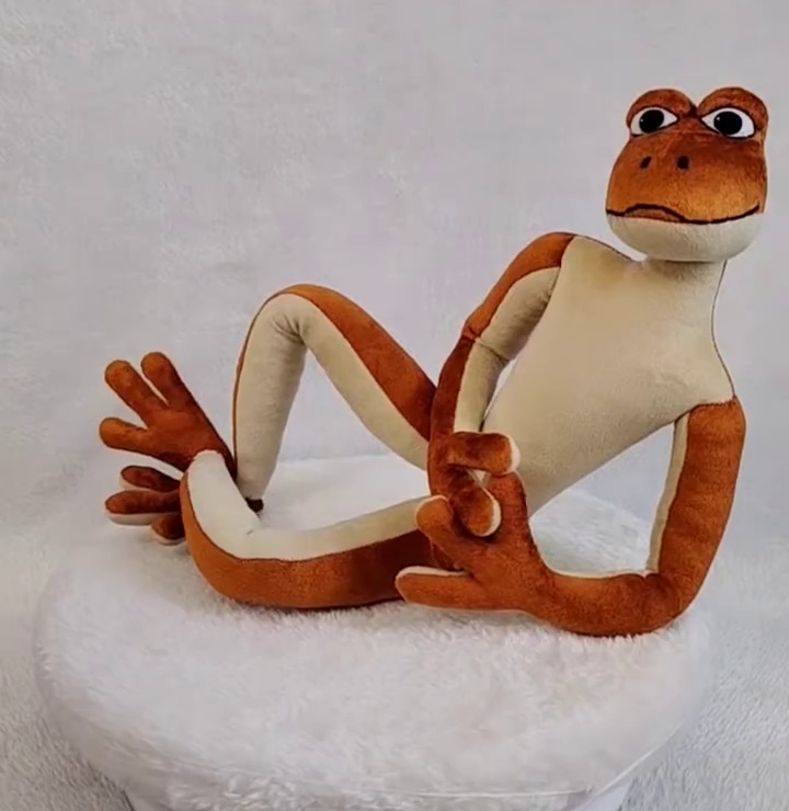 Poseable Patila frog plush lying back Poseable Patila frog plush lying back with crossed legs like in the cartoon, handmade with a wire frame