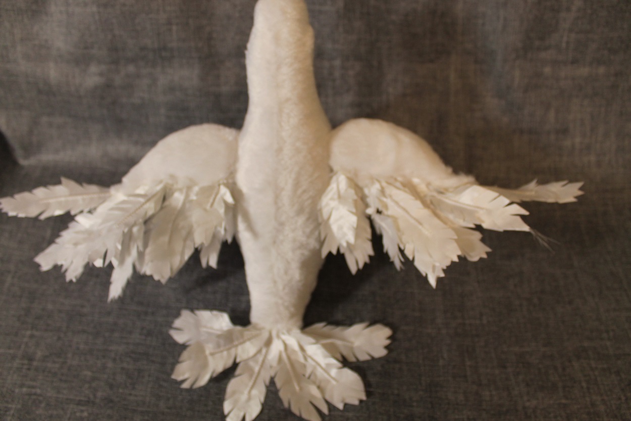 Pigeon plush with wings open Pigeon plush with both wings spread open on a frame inside, white fabric feathers, realistic bird made to order