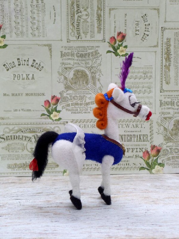 Soviet cartoon horse plush Angela Soviet cartoon horse plush Angela, made to order by hand: orange curls, purple feather, red bow on the tail